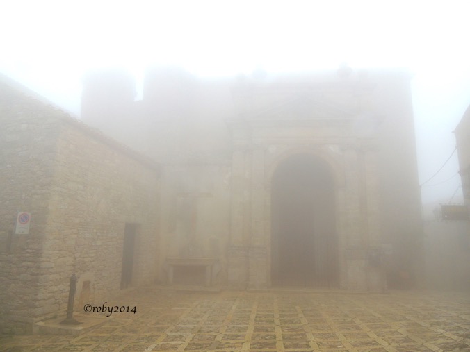 Erice con la nebbia copia
